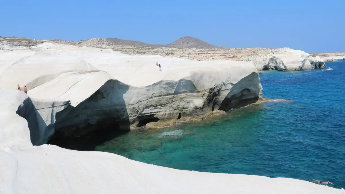Upptäck magiska vyer vid Sarakiniko Beach på Milos! illustration